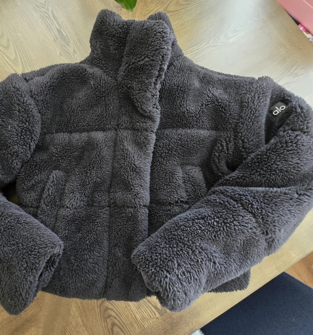 Alo Yoga Sherpa Snow Angel Puffer Jacket Coat in Black sz MEDIUM - Picture 2 of 5